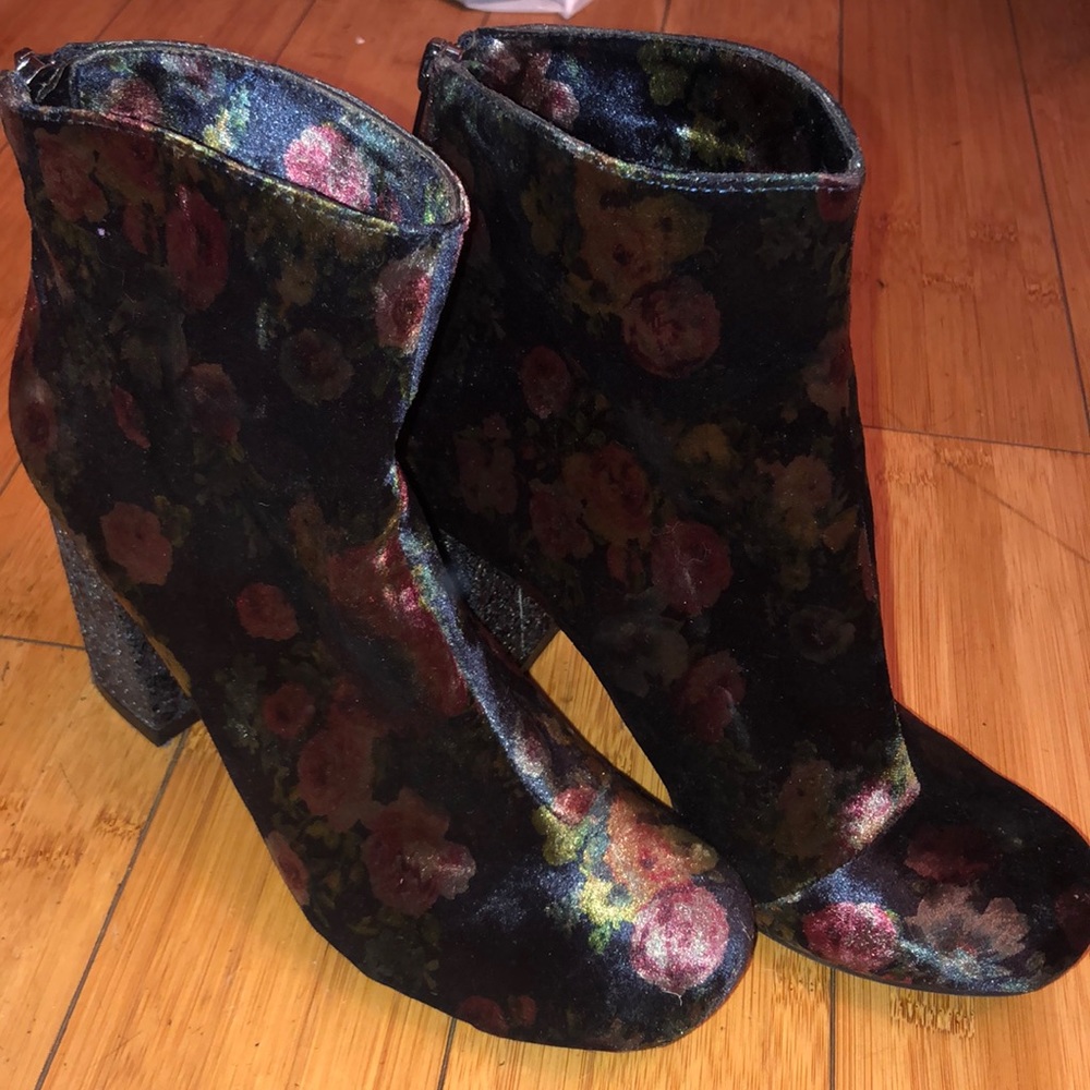 Not rated boots Sz 7 excellent condition